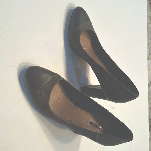 TAHARI Block Suede Elroy Heels - Picture 3 of 10